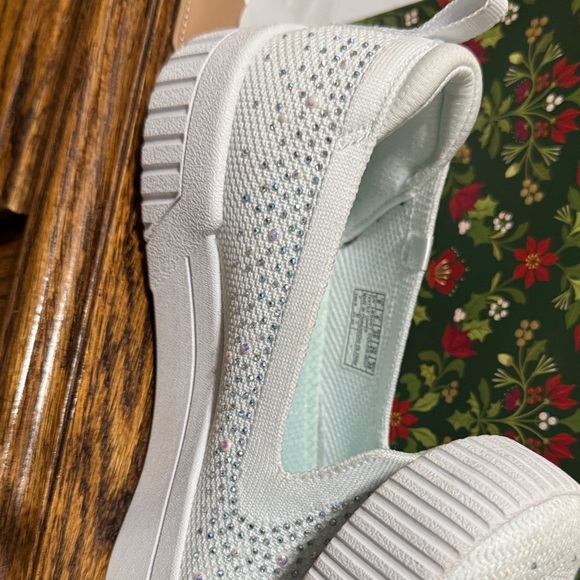 Elegant White Slip-On Sneakers for Women - Picture 5 of 10